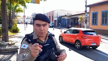 Motociclista tenta fugir da PM durante blitz e acaba levando "taca" dos policiais