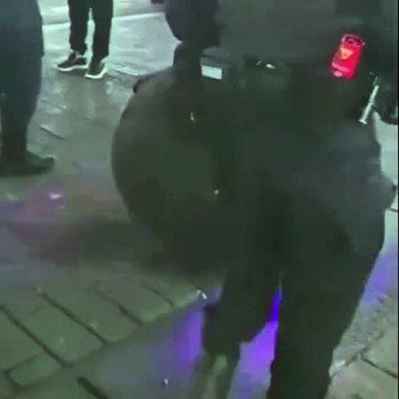 China Gunakan Robot Untuk Membantu Kepolisian Dalam Kegiatan Patroli Untuk Mengawasi Jalanan Yang Padat Pengunjung