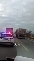 Sirenler çaldı, yol verilmedi! İnatçı tırlar polisi çileden çıkardı!