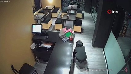 Restoranın kasasından para çalarken yakalandı! O anlar kamerada
