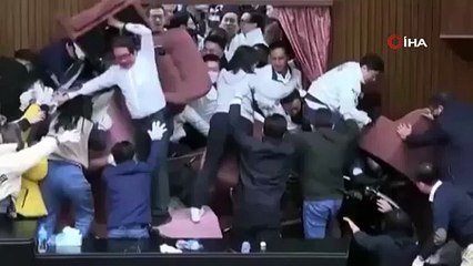 Tayvan’da Çin gerilimi! Meclis savaş meydanına döndü