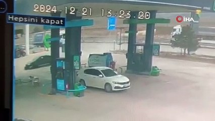Faciadan kıl payı dönüldü! Otomobil benzinliğe böyle daldı