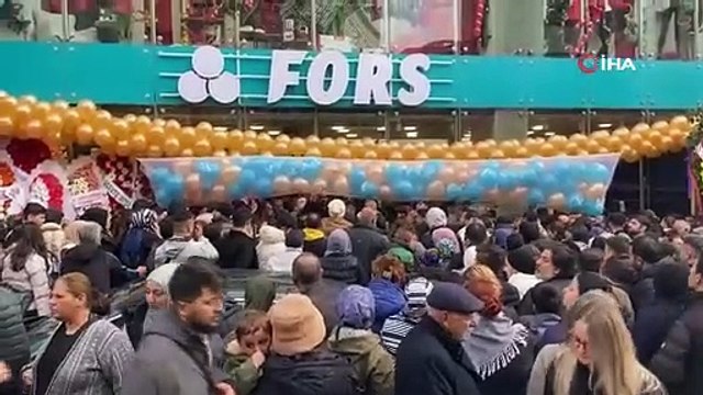 Bedava ekmek kuyruğu değil! Trafik durma noktasına geldi! AVM açılışı izdihama sebep oldu