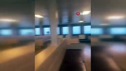 Denizde ölümle dans! Dev dalgalar gemiyi böyle salladı!