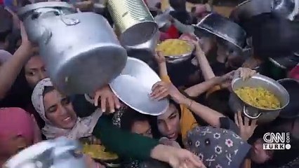 GAZZE'DE AÇLIK TIRMANIYOR! Çocuklar bir kap yemek için birbirlerini eziyor...