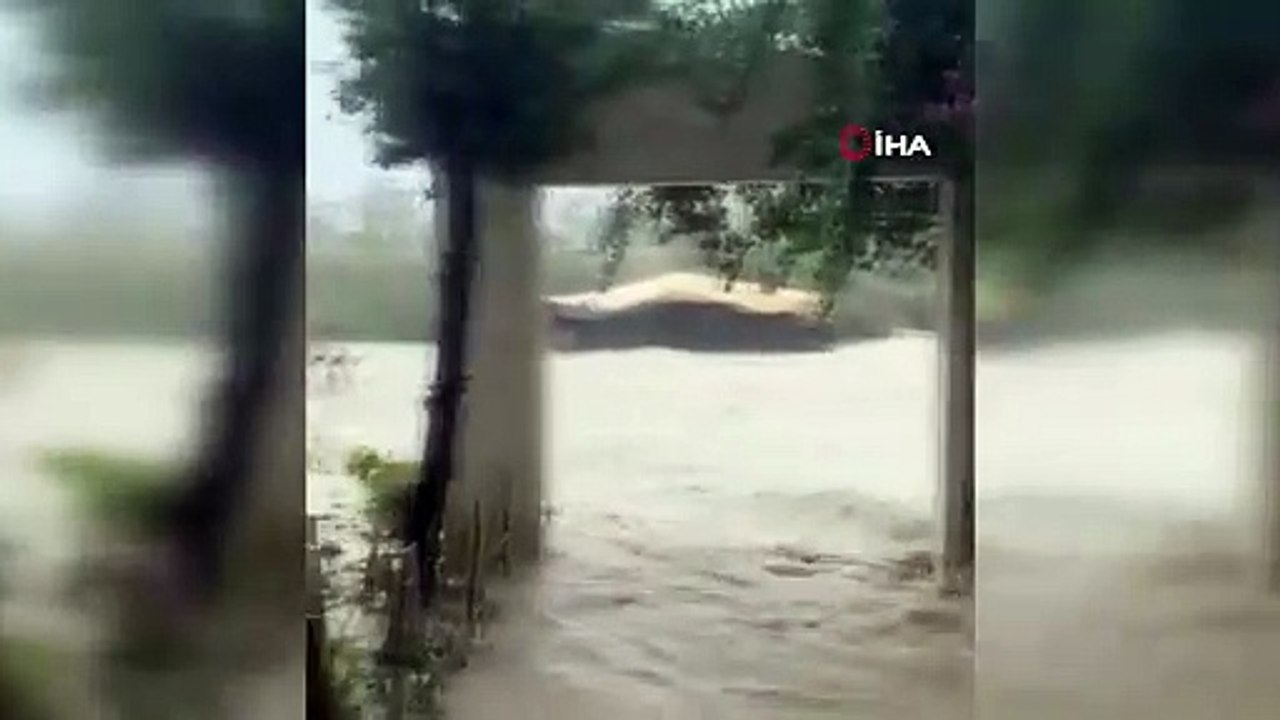 Sağanak yağmur yollarda ve tarım arazilerinde su baskınlarına sebep oldu