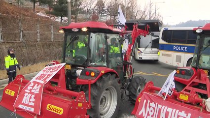 '트랙터 상경' 농민들 경찰과 계속 대치...시민 합세 / YTN