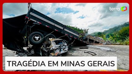 Grave acidente entre ônibus, carreta e carro deixa 22 mortos na BR-116, em Teófilo Otoni (MG)