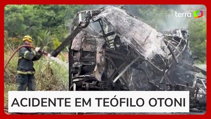 Sobe para mais de 30 o número de mortos em acidente na BR-116 em MG, diz Corpo de Bombeiros