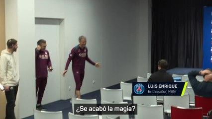 La reacción de Luis Enrique cuando entra en la sala de prensa medio vacía