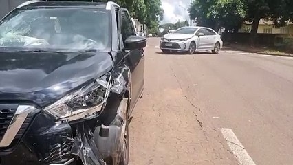 Colisão entre Nissan e Corolla assusta, mas não deixa feridos no Centro de Cascavel