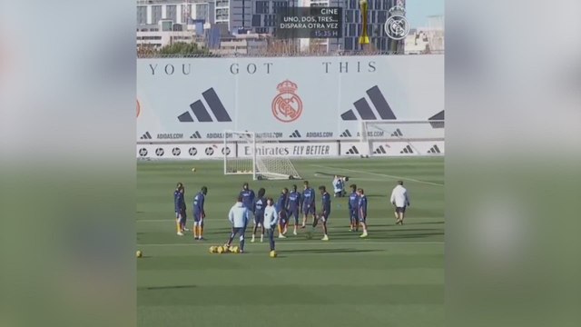 Jude Bellingham celebrando un caño a Kylian Mbappé