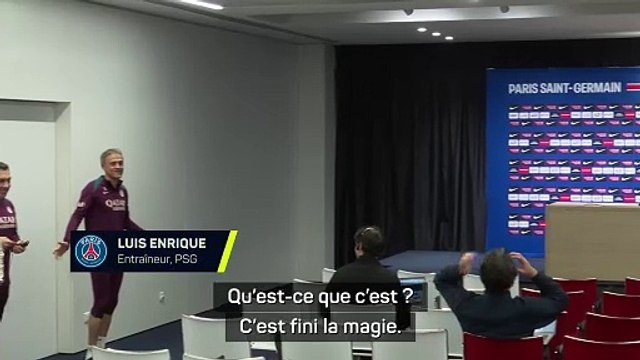 Face à une salle de presse quasi vide, Luis Enrique s’assoit au milieu des journalistes !