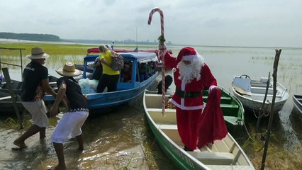 Papai Noel leva a magia do Natal para comunidades ribeirinhas no Amazonas