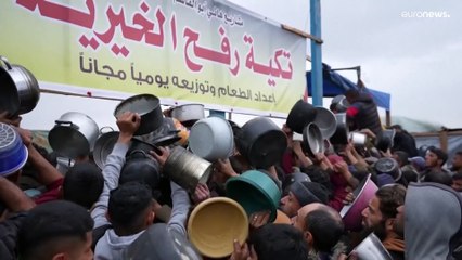 الفلسطينيون في خان يونس ينتظرون ساعات للحصول على وجبة يومية وسط القيود الإسرائيلية