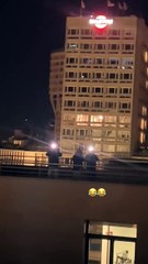 Milano, scalano?il palazzo dell?Arengario e la Galleria in piazza Duomo per farsi video vestiti da Babbo Natale