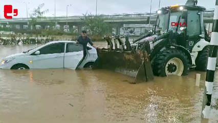 Manavgat'ta sağanak: Cadde ve sokaklar göle döndü