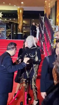 باميلا الكيك بإطلالة غريبة على طريقة تووليت