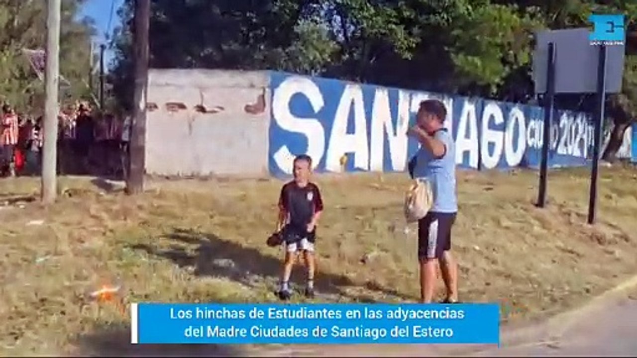 Hinchas de Estudiantes en las adyacencias del Estadio Madre de Ciudades en Santiago del Estero
