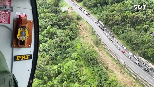 Caminhão-tanque tomba na BR-277, causa incêndio e bloqueia rodovia no litoral do Paraná