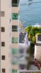 Sem equipamentos de segurança, homem se arrisca nas alturas para limpar janelas em prédio na Barra; veja vídeo