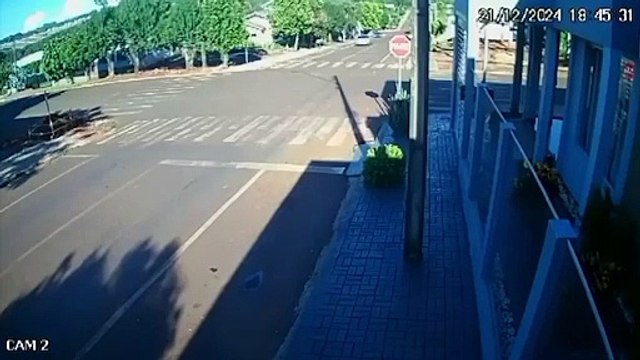 Motociclista sofre fratura após colisão com carro: câmera registra acidente