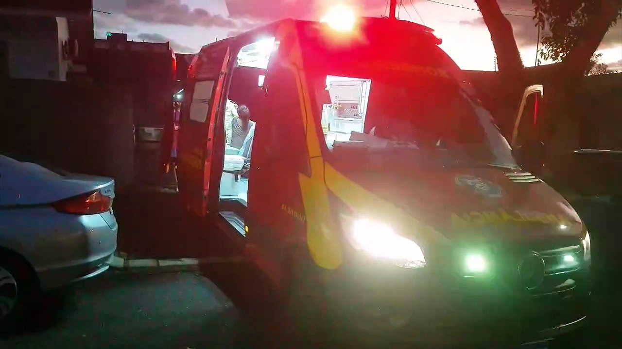 Mulher tem lesão no braço após cair de cadeira em residência no Cancelli