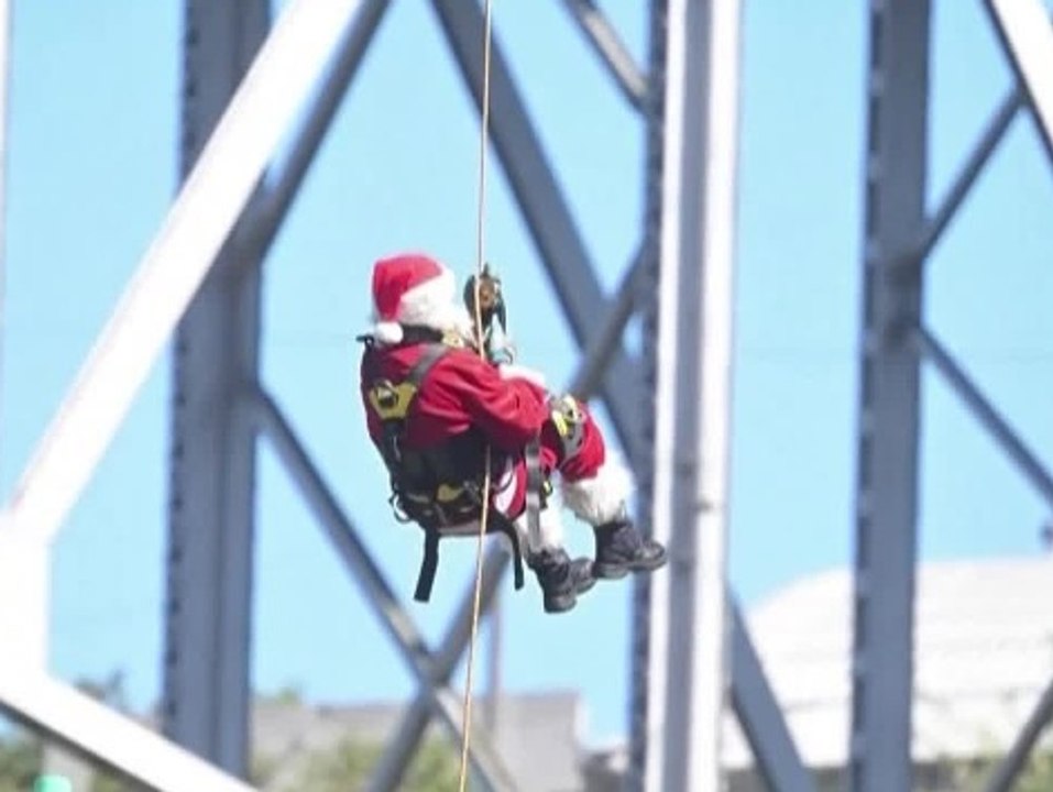 75 Meter Höhe: 78-jähriger Weihnachtsmann seilt sich von Brücke ab