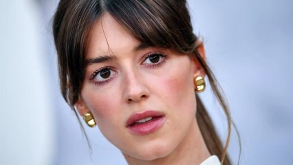 Le unghie rosse di Daisy Edgar-Jones sono un must per Natale