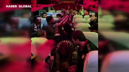 Maça giden Elazığsporlulardan otobüste renkli görüntüler: Çiğ köfte eşliğinde eğlence