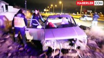 Tofaş otomobili refüje çıkarak hurdaya döndü: 2 yaralı