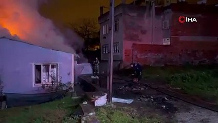 Yanan ev geceyi böyle aydınlattı