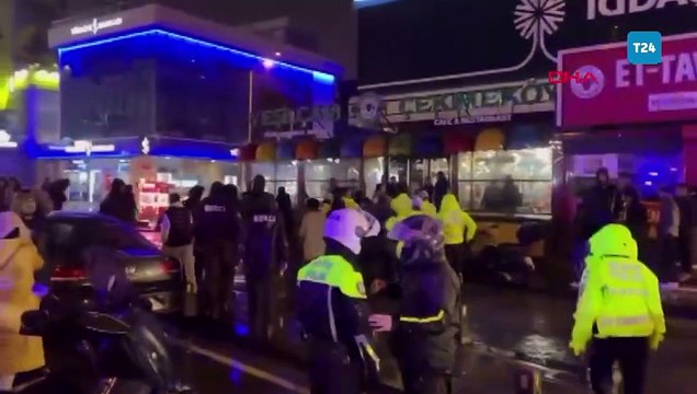 İstanbul'da polis otosuna çarpan sürücünün yakınları polise saldırdı; 4 polis yaralandı