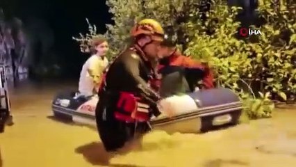 Antalya sular altında kaldı... Yüzlerce vatandaş botlarla tahliye edildi