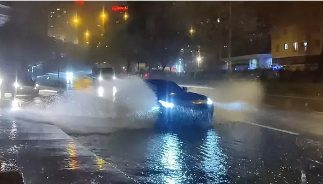 İstanbul’da şiddetli sağanak yağış su baskınlarına neden oldu
