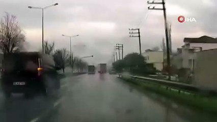 Yağmurda dorsesi kayan tır paniğe neden oldu