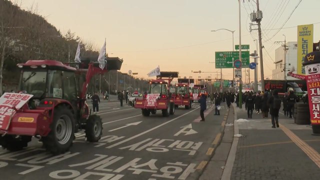 트랙터 상경 농민들 관저로 행진...경찰 차벽 철수 / YTN