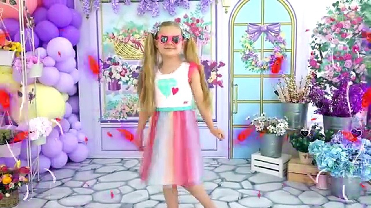 Diana tries on different dresses and plays fashion show.