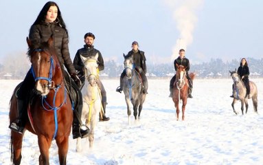 Erzurum’da unutulmaz kış deneyimi! Beyaz örtüde ‘atlı safari’
