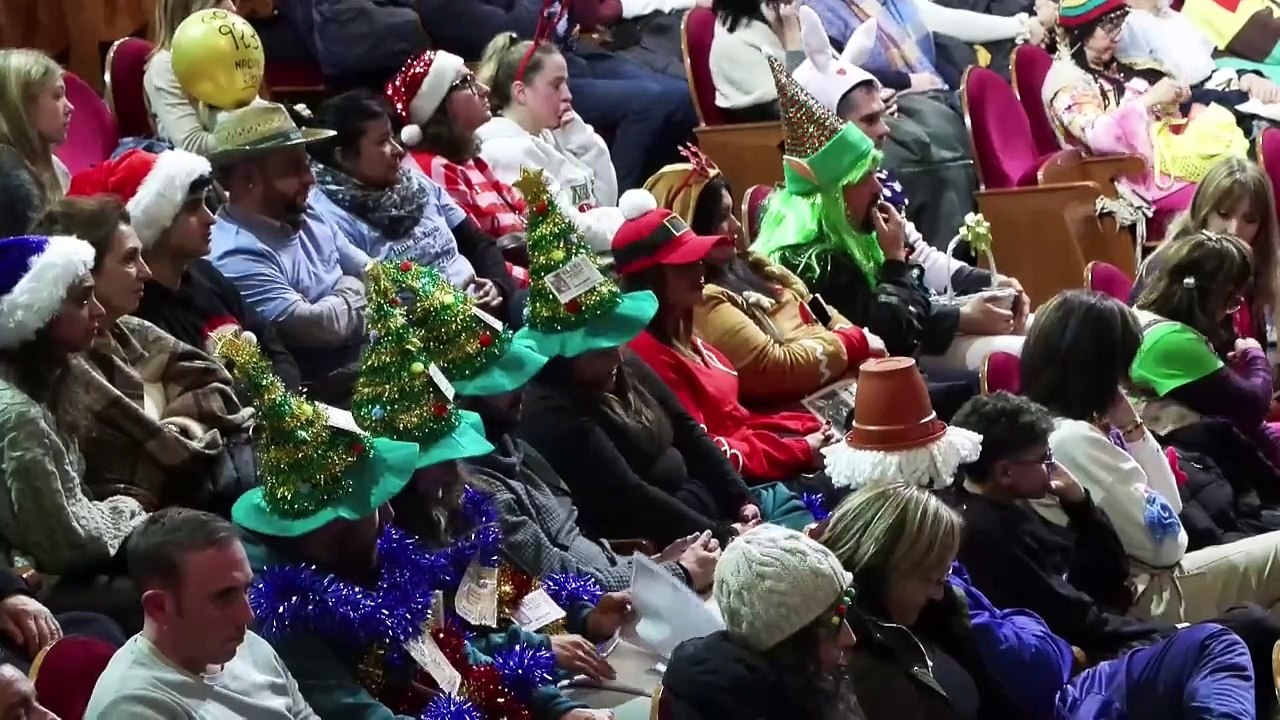 Mucho color y expectación entre el público que sigue el sorteo en el Teatro Real