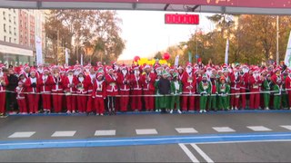 Miles de Papá Noel y elfos recorren las calles de Madrid en una carera solidaria