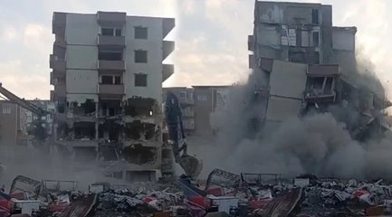 Gaziantep’te 6 katlı bina bir anda çöktü!