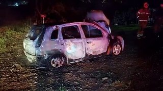 Fiesta fica complemente destruído em incêndio na Rua Mamoeiro