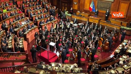 Riccardo Muti entra in Aula al Senato per dirigere il concerto di Natale, la standing ovation