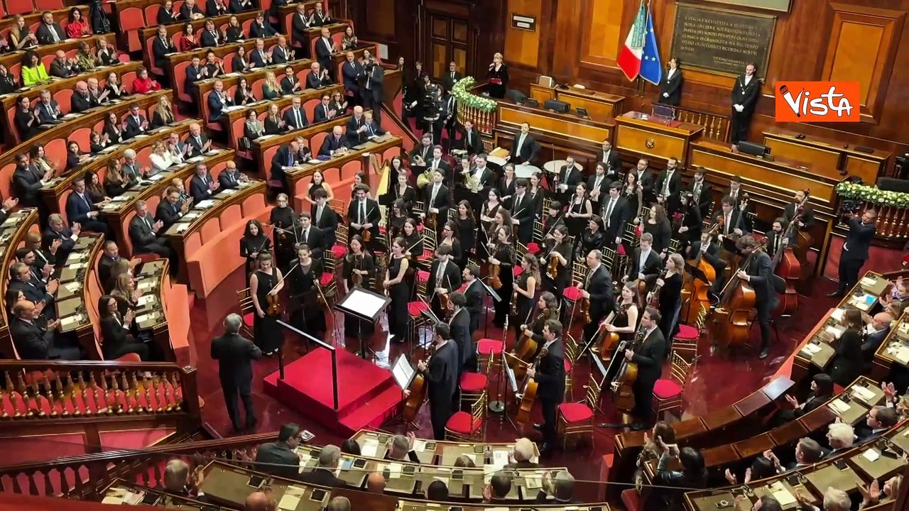 Riccardo Muti entra in Aula al Senato per dirigere il concerto di Natale, la standing ovation