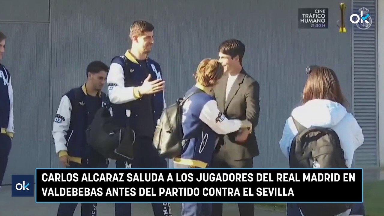 El madridista Carlos Alcaraz saluda a los jugadores del Real Madrid en Valdebebas antes del partido contra el Sevilla