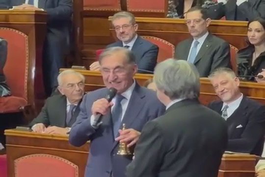 Concerto Natale in Senato, La Russa dona al Maestro Muti la tradizionale campanella - Video