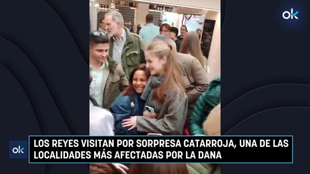Los Reyes visitan por sorpresa Catarroja, una de las localidades más afectadas por la DANA