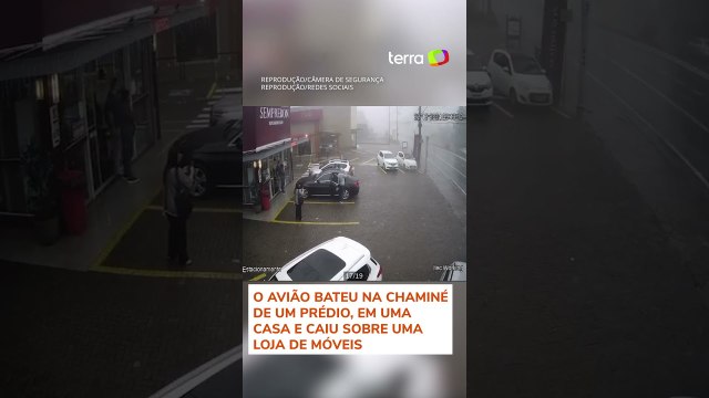 Vídeo mostra o momento em que avião cai em Gramado (RS) #shorts