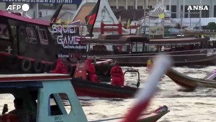 Bangkok, l'iconica bambola di "Squid Game" naviga sul Chao Prayer